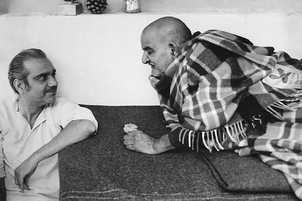 neem karoli baba with a devotee