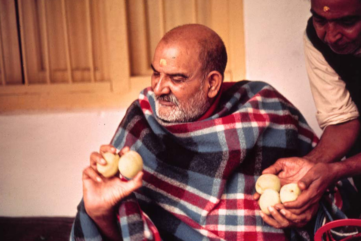 neem karoli baba holding apples