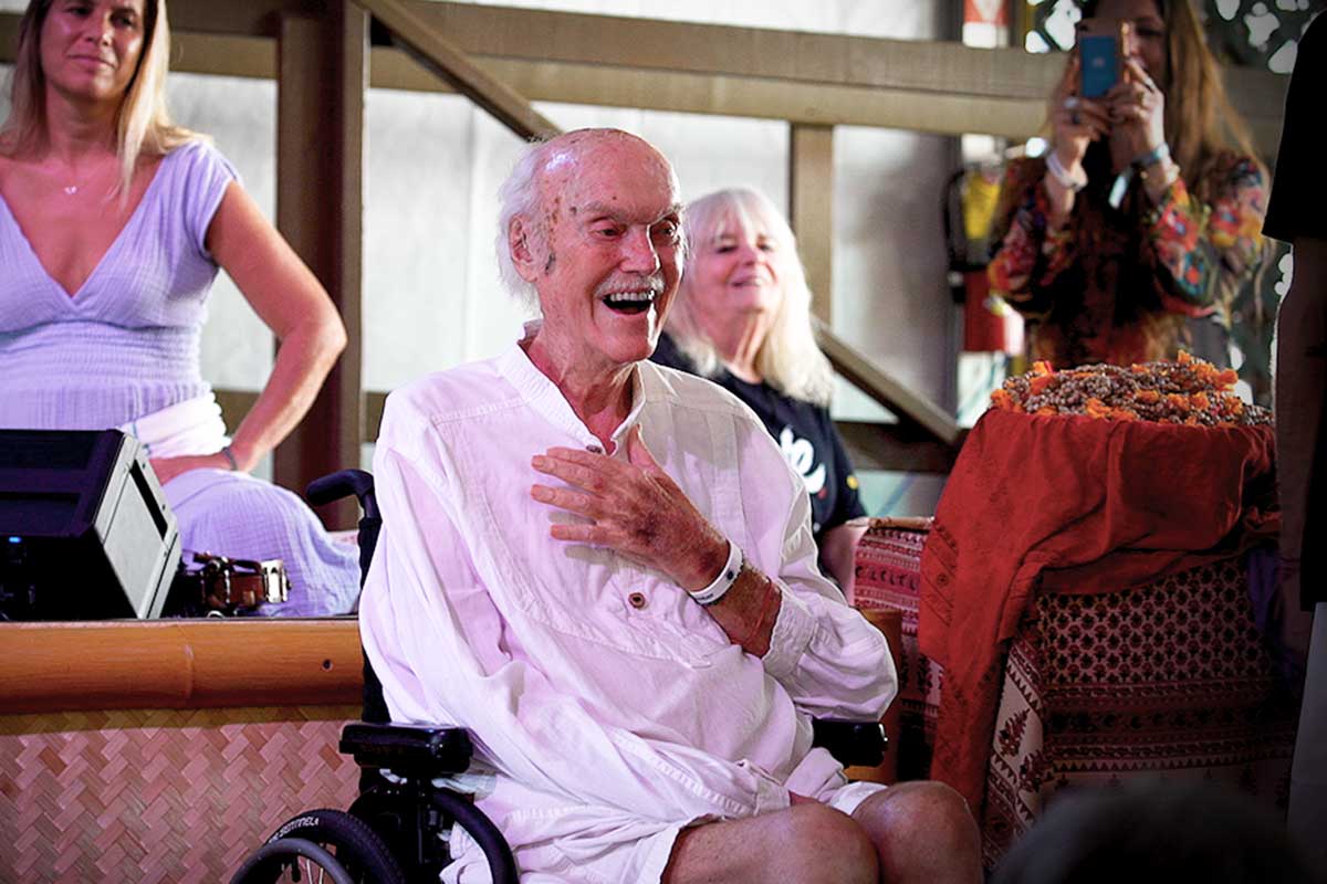 ram dass smiling at crowd