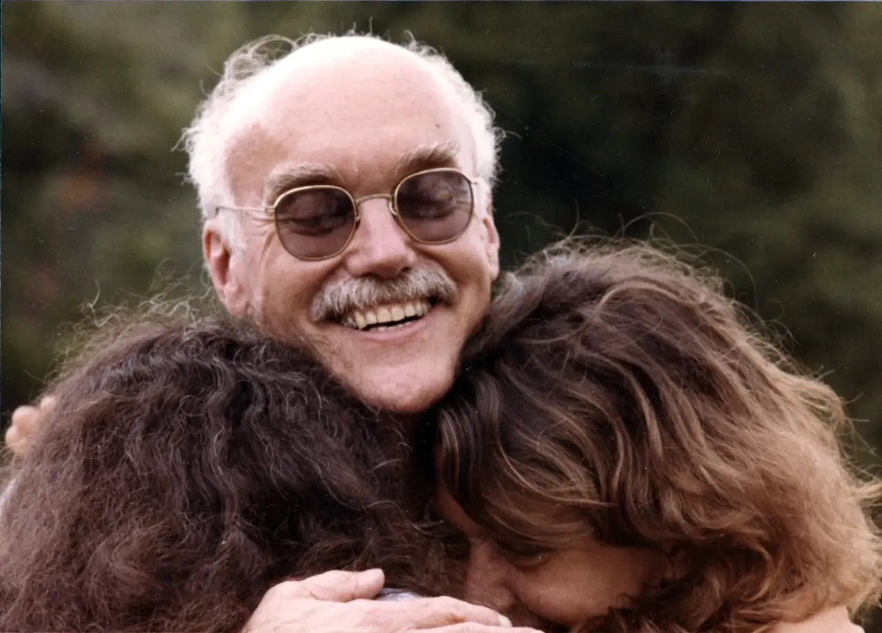ram-dass-hugging-happy-smiling